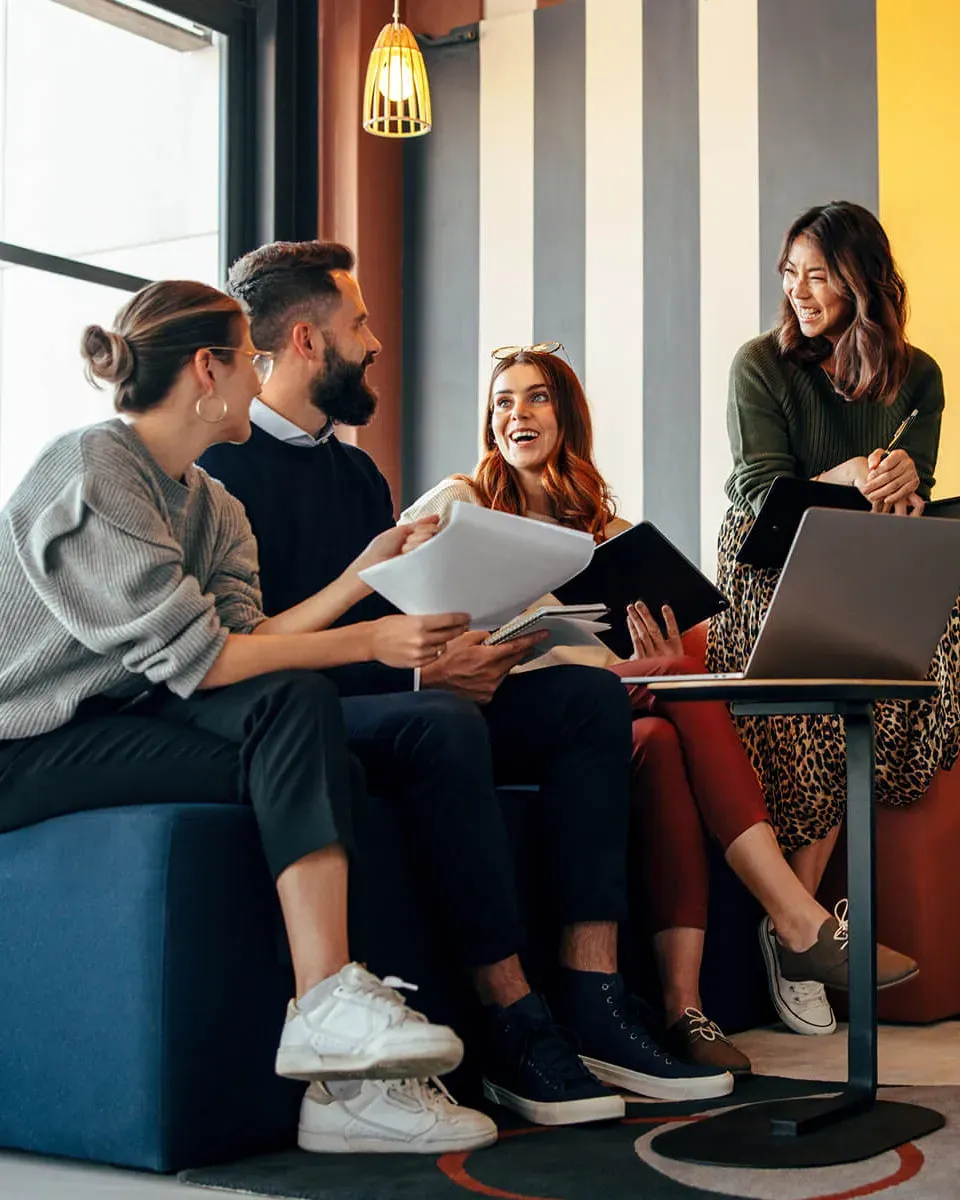 业务 Team in Office Meeting